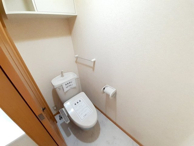 サンデリアーナＢのトイレ|落ち着いた色調のトイレです