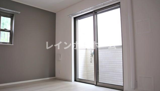 船橋市本町４丁目の賃貸マンションの居間・リビング|※同施工別物件参考写真。