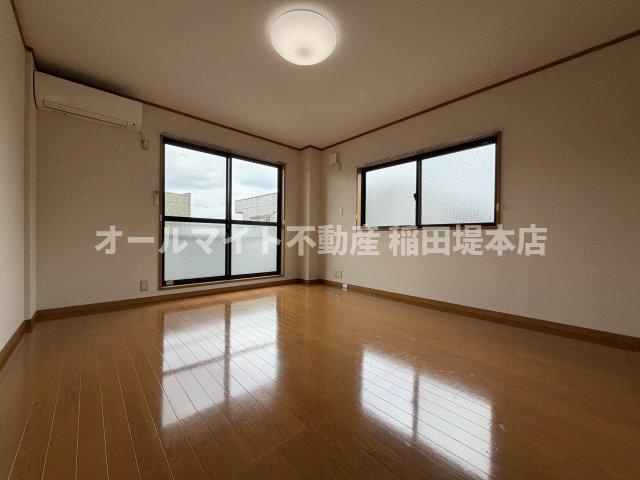 川崎市多摩区登戸の賃貸マンションの居間・リビング