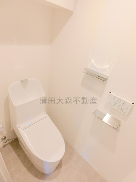 ルミーク大森のトイレ|棚と温水洗浄便座付きのトイレ