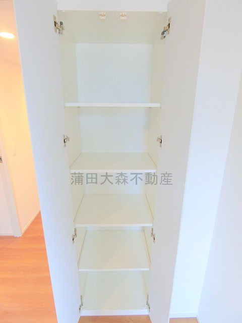 ルミーク大森の設備|洋室6帖の棚収納