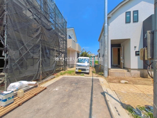 蓮田市黒浜2343番　新築戸建　ハートフルCの前面道路含む現地写真