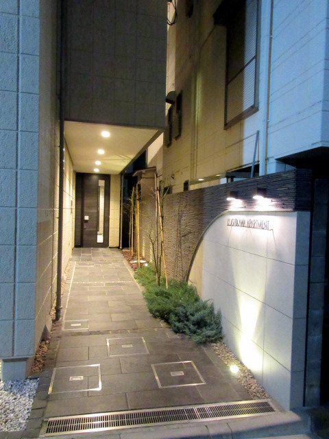 小石川アパートメントのエントランス|夜はライトアップされてます