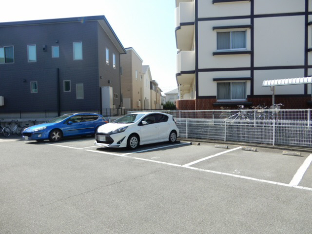 アレグラール長谷川の駐車場