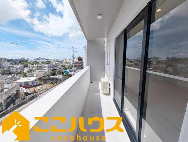 浦添市大平　新築戸建て　全1棟のバルコニー|光を取り込みやすく、日常使いしやすいバルコニー