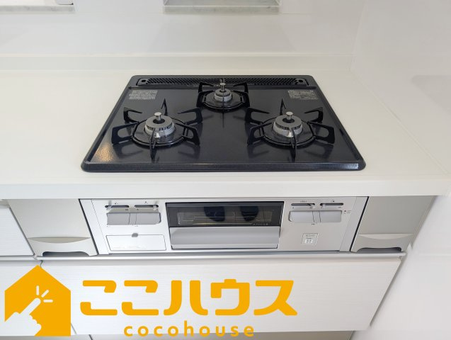 浦添市大平　新築戸建て　全1棟のキッチン|三口コンロ