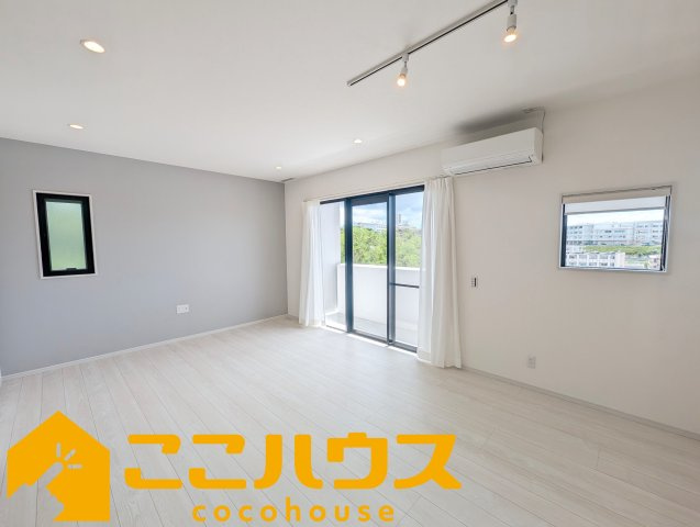 浦添市大平　新築戸建て　全1棟の居間・リビング|2階LDK17.8帖