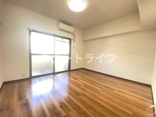 大阪市東淀川区東中島３丁目の賃貸マンションの居間・リビング