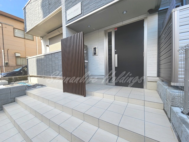 藤沢市藤沢のアパートのエントランス