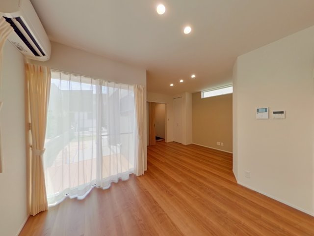 岡山市中区山崎　一戸建ての居間・リビング|キッチンからすべて見渡せるリビングです。