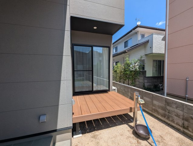 岡山市中区山崎　一戸建ての庭|リビングから直接出られるデッキです。