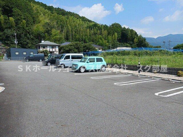 サニーヒル北山の駐車場