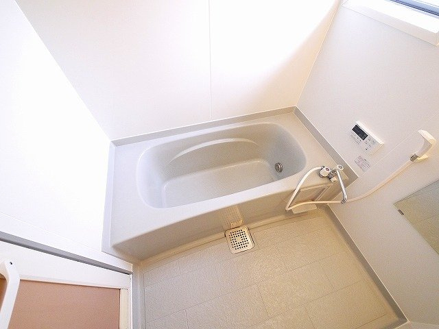 ヴィラ東生駒の浴室|落ち着いた空間のお風呂です