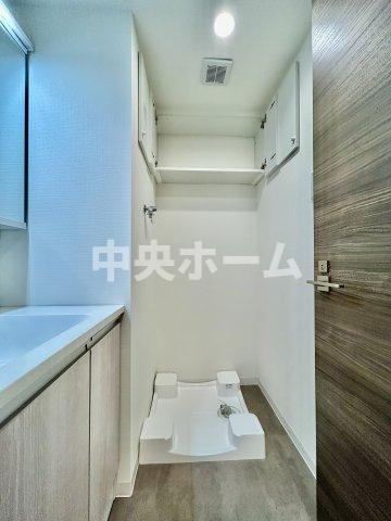スパシエリーヴァ浅草のランドリースペース|【ランドリースペース】担当者がスケールを持ち歩いておりますので、ご見学時には現在お使いの洗濯機などがきちんと収まるかなどもチェックして下さい。見学前に測っておくと非常に便利だと思います。