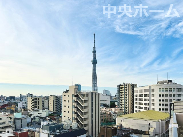 スパシエリーヴァ浅草の展望|手を伸ばせば、ふれることが出来そうな環境が、そのままインテリアになったような印象です。その豊かな眺望にふさわしい空間には、通風・採光にも優れ、心地よい光と風があふれています
