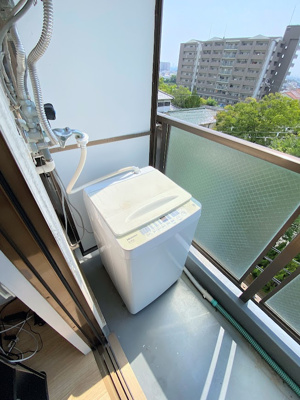 【設備】 | 　忍ヶ丘マンション | 洗濯機置き場です
※希望者に家電（洗濯機）設備サービス！