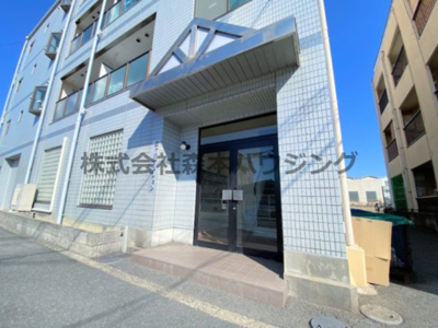 【エントランス】 | 　忍ヶ丘マンション | ゆとりのあるエントランスです