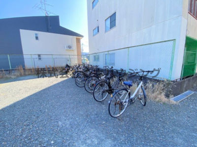 【その他共用部分】 | 　忍ヶ丘マンション | 駐輪場です