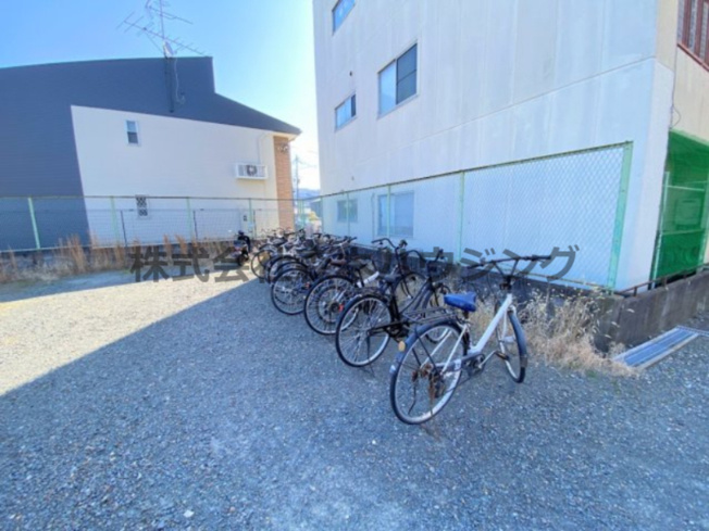 【その他共用部分】 | 　忍ヶ丘マンション | 駐輪場です