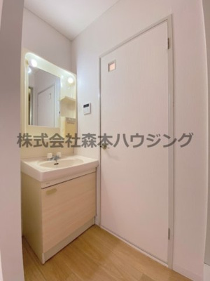 【洗面所】 | 　忍ヶ丘マンション | 明るい洗面所です
