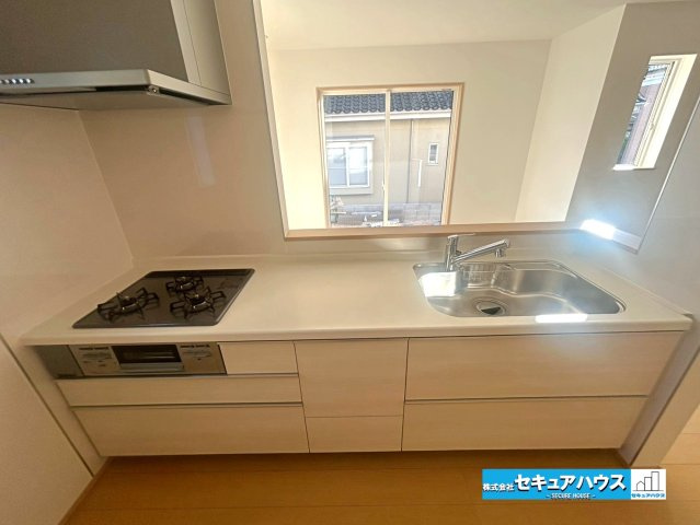 【本日ご案内可能】豊明市栄町大根　全１棟のキッチン|【キッチン】
◆同時にたくさんの料理が調理できる3口コンロ。「焼く・蒸す・煮る」の工程を同時進行で進めることができるので、料理を素早く作ることができます。育児でバタバタ忙しいママに嬉しい♪　　　　　　