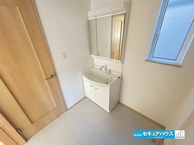 【同施工物件ご案内可能】豊明市栄町大根　全１棟の内観：施工例|【高機能トイレイメージ】
◆高機能トイレの多くは便器のフタの開閉が自動であり、使用後に手動で水を流す面倒もなく非常に便利です。スタイリッシュな見た目で、お掃除しやすく、節水効果が高いです。
