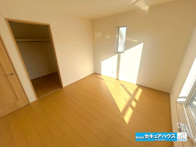 【本日ご案内可能】豊明市栄町大根　全１棟の洋室|【洋室7帖】
◆広々とした居住空間は日々の暮らしを彩り、心のやすらぎと満足感を与えてくれます。通風と採光を考慮した設計は子供たちはのびのび育ち、家族でくつろぎと団らんを生み出します。　　　　　　　　　