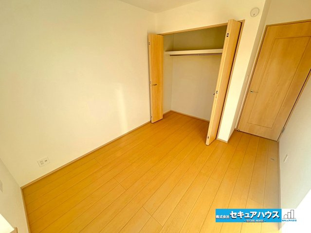 【本日ご案内可能】豊明市栄町大根　全１棟の洋室|【洋室5.25帖】
◆家族一人ひとりの大切なプライベート空間。趣味に合わせて使って頂けるようシンプルに仕上げてあります。暮らし心地を大きく左右する収納を、適材適所に配置し使い勝手を考慮しました。　　　