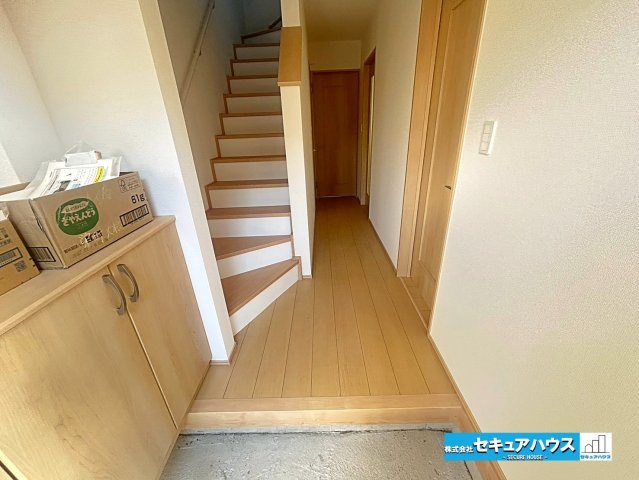 【本日ご案内可能】豊明市栄町大根　全１棟の玄関|【玄関】
◆お家に出会う人々を迎える玄関だからこそ、広々清潔感あふれる空間にしたいものです。採光・通風にも配慮された設計で毎日明るい空間をキープします♪
◆ダブルロックキーで防犯面も安心♪　　　　　　