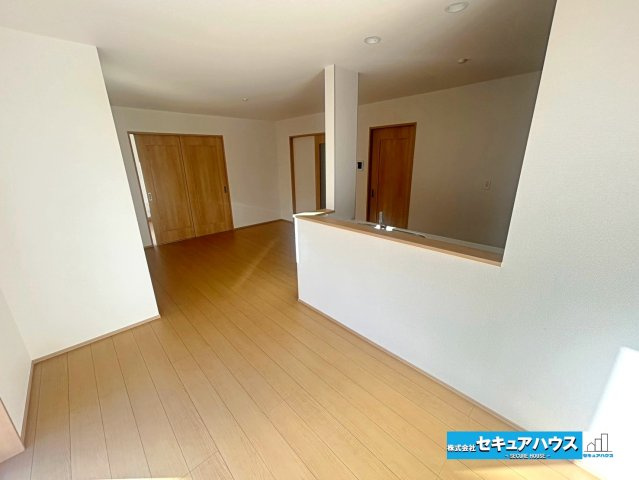 【本日ご案内可能】豊明市栄町大根　全１棟の居間・リビング|【LDK16帖】
◆通学から帰宅し、リビングルームで会話を楽しむ子ども達。リビングから臨む景色は太陽色に染まり、解放感溢れゆったりとしたひと時を過ごすことが出来る素敵な空間です。　　　　　　　　　　　