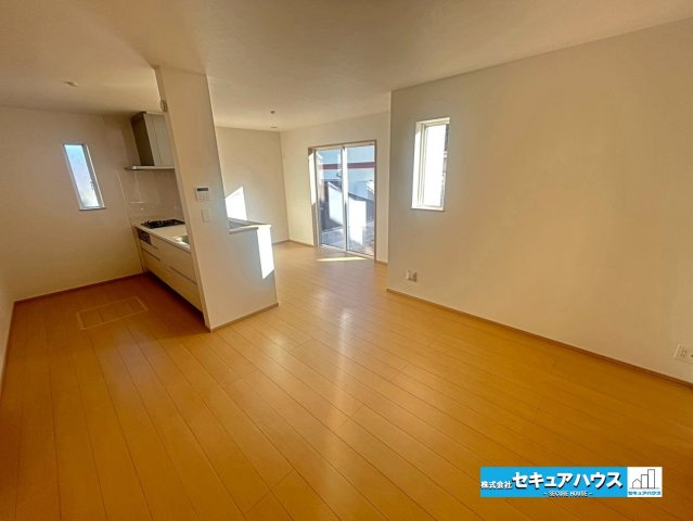 【本日ご案内可能】豊明市栄町大根　全１棟の居間・リビング|【LDK16帖】
◆日当たりが良く温かい広々リビングは家族の団らんスペースになります。
◆対面式キッチンのためリビングの様子を見ながら料理できます。　　　　　　　　　　　　　　　　　　　　　　　　　　