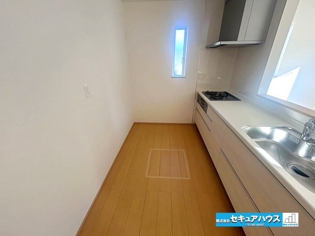 【本日ご案内可能】豊明市栄町大根　全１棟のキッチン|【キッチンスペース】
◆広々としたキッチンスペースのため家族で並んで料理できます。
◆キッチンの窓は熱気や匂いを逃がす役割があります。
◆床下収納には飲み物やお米のストックをしまうことができます。　　