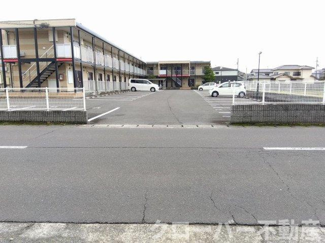 レオパレスデュ　エヴァンジイルの駐車場