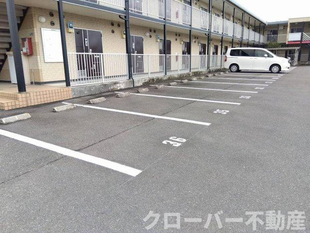 レオパレスデュ　エヴァンジイルの駐車場