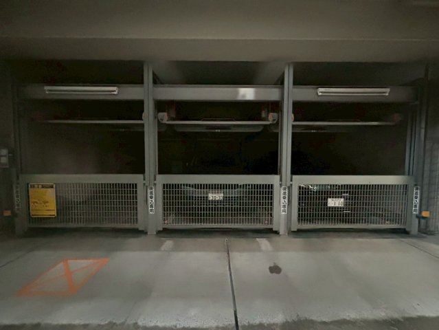 アーデンタワー本町イーストの駐車場