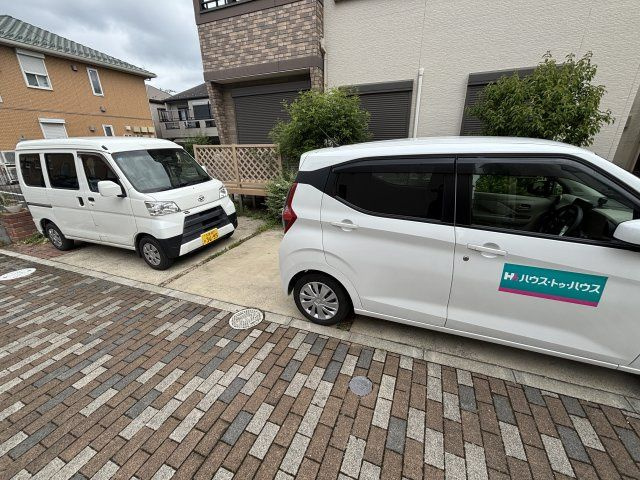 井坂邸の駐車場