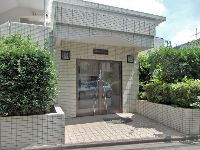 メゾングレージュの外観|緑のあるエントランス