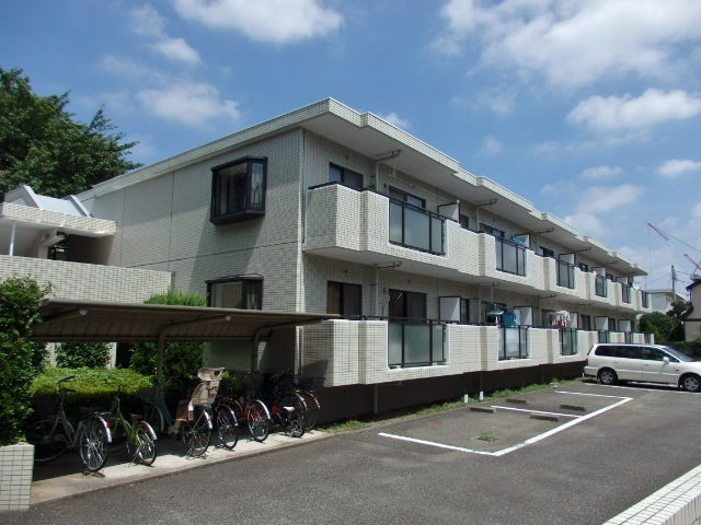 メゾングレージュの外観|南向きで前面は敷地駐車場の為日当たり良好