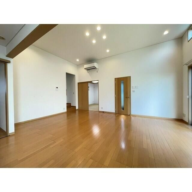 中町１丁目貸家の居間・リビング|こちらの居間で趣味の時間をお楽しみください