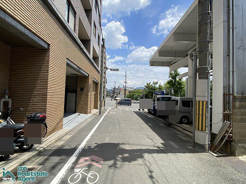 上京区 富小路町 土地の前面道路含む現地写真