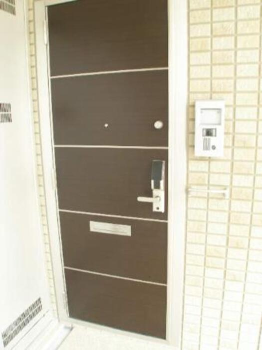 ピュアタウン Ａの玄関|シックな玄関扉。デジタルロック採用です