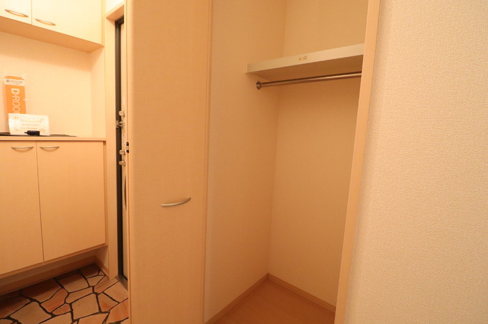 ボヌール アンの玄関|玄関横収納