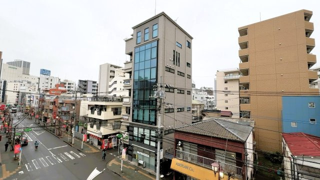 立川シティハイツの展望|前面に大きな遮蔽物がなく、街並みを望める開放的な景色。通風・採光も良好です。