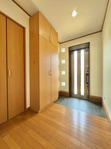栗東市安養寺　中古戸建ての玄関|採光窓のある明るい玄関ホール。豊富な収納で、玄関まわりをすっきり保てます。
