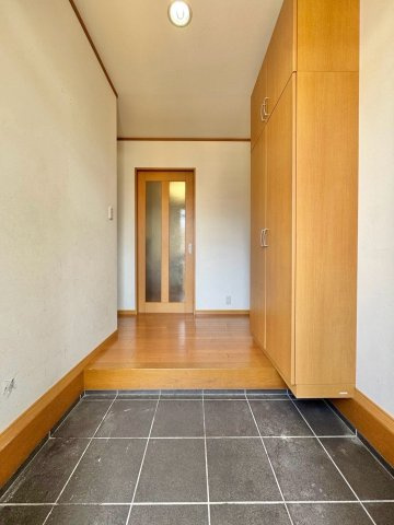 栗東市安養寺　中古戸建ての玄関|奥行きのある玄関。大型シューズボックス付きで、ご家族の履物をまとめて収納できます。
