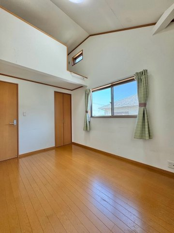 栗東市安養寺　中古戸建ての洋室|ロフト付きの6帖洋室。天井高を生かした立体的な空間で、収納や趣味のスペースにも活用できます。