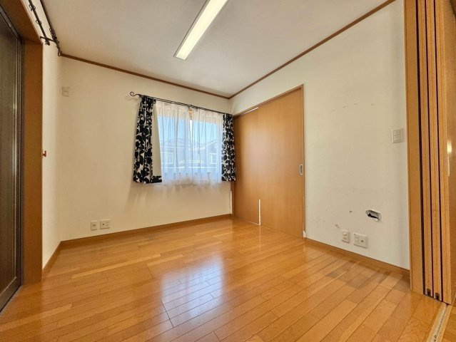 栗東市安養寺　中古戸建ての洋室|1階4.5帖洋室。子ども部屋、在宅ワーク、客間など、暮らしに合わせて使えます。