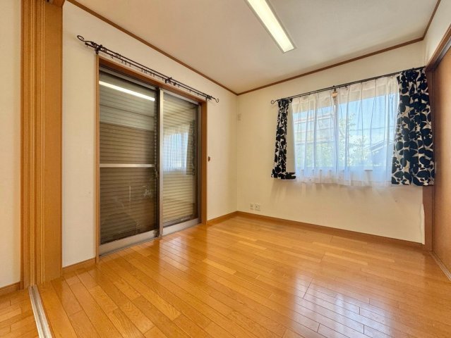 栗東市安養寺　中古戸建ての洋室|2面から光を取り込める1階洋室。個室としても、LDKの続き間としても活用できます。