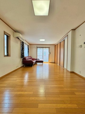 栗東市安養寺　中古戸建ての居間・リビング|奥行きを感じる18.5帖LDK。家族が集まっても、ゆったりと過ごせる広さです。