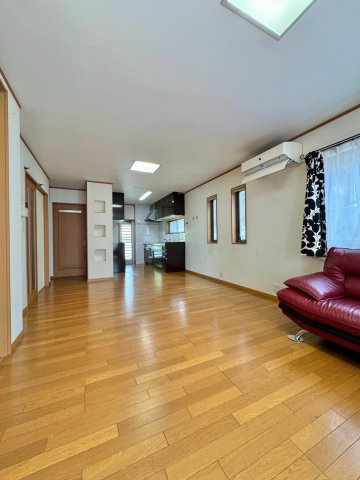 栗東市安養寺　中古戸建ての居間・リビング|リビングからキッチンまで見渡せる一体感のあるLDK。家族との会話が自然に生まれます。